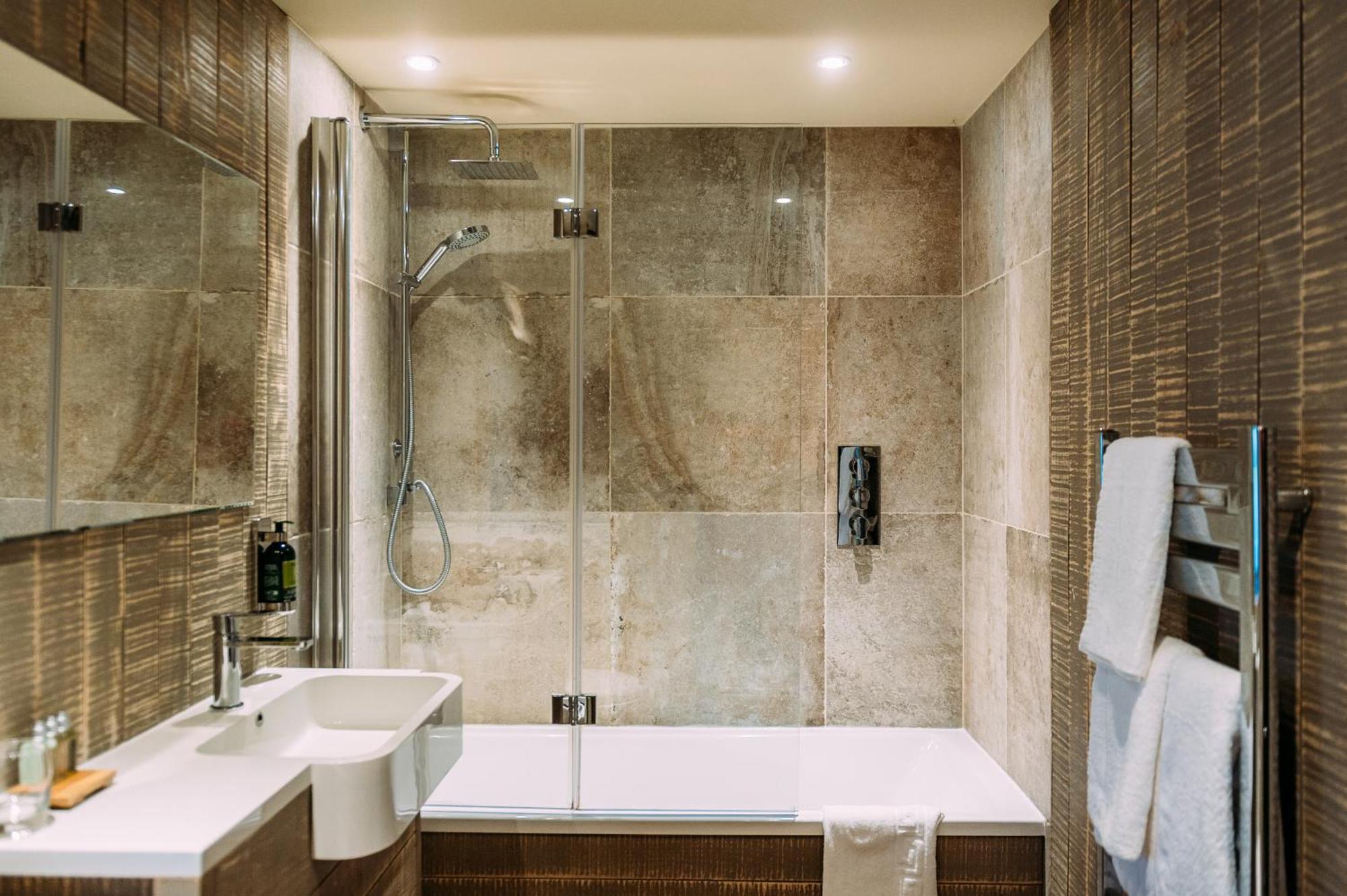 The Assheton Arms Hotel คลิเธอโร ภายนอก รูปภาพ