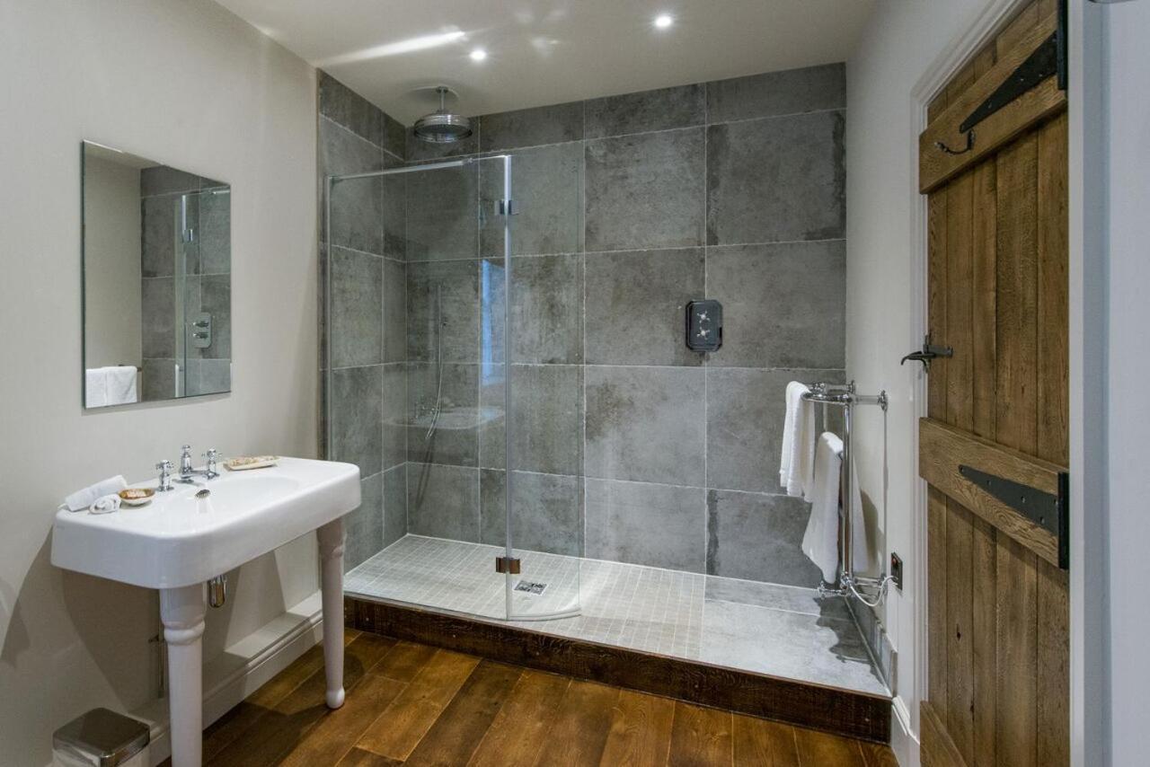 The Assheton Arms Hotel คลิเธอโร ภายนอก รูปภาพ